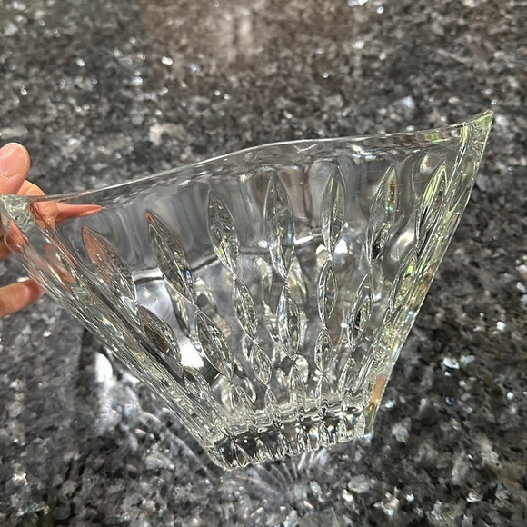Elegant Clear Glass Bowl - Picture 3 of 6